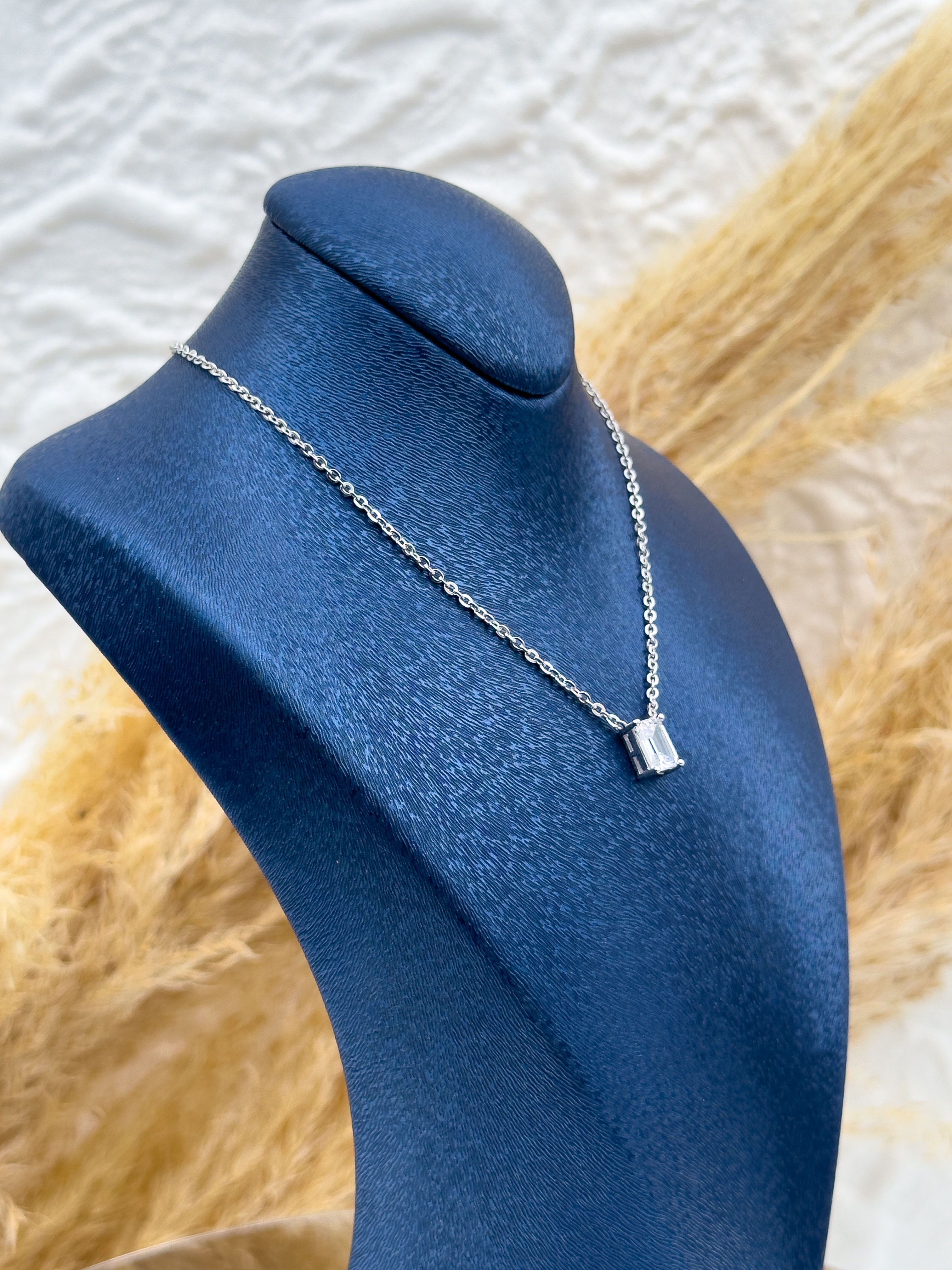 925 Ayar Gümüş Baget Taşlı Pırlanta Montür Kadın Kolye – Zarif ve Şık Hediyelik